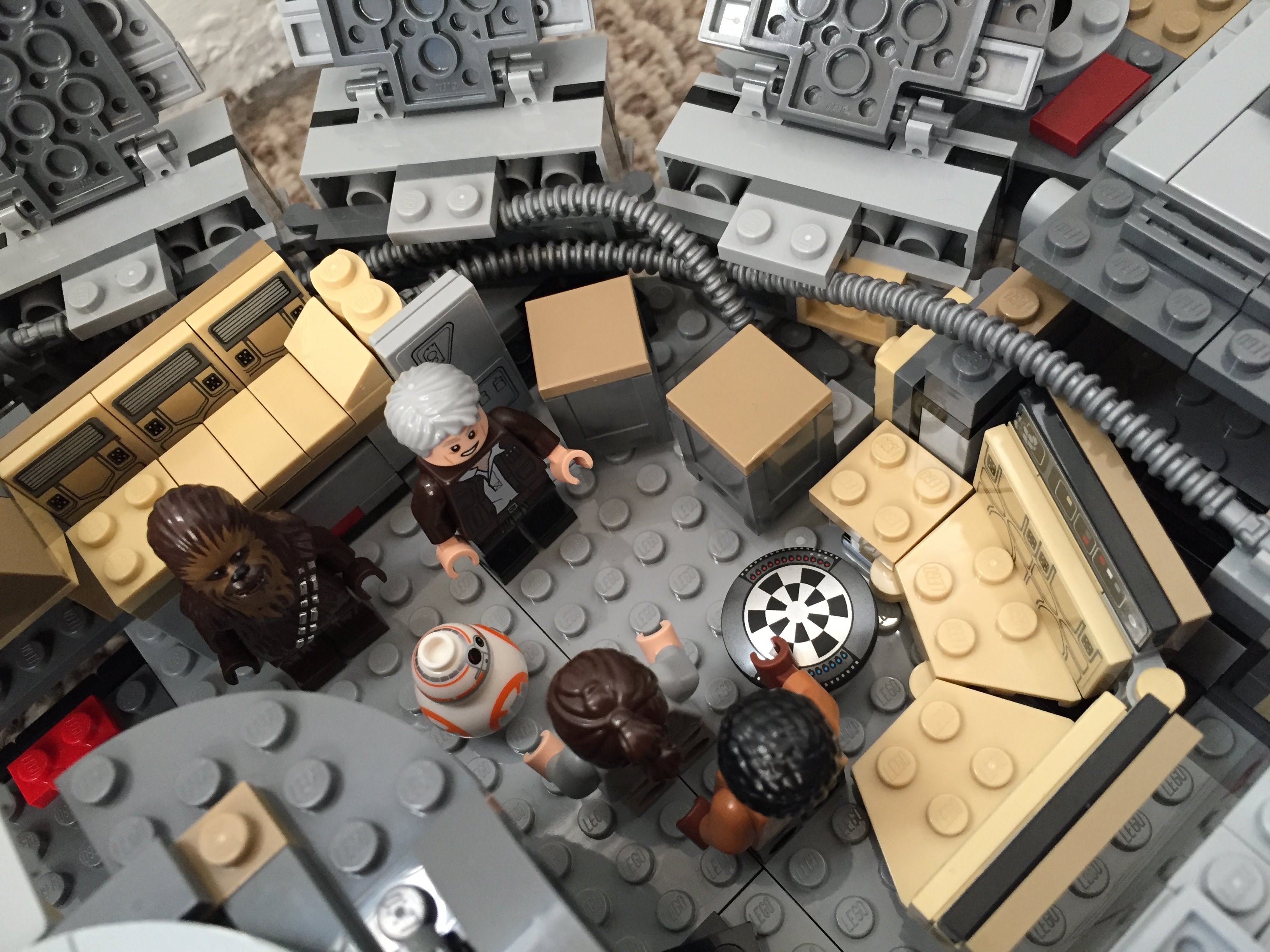 Millennium-Falcon-mainhold-tfa.jpg