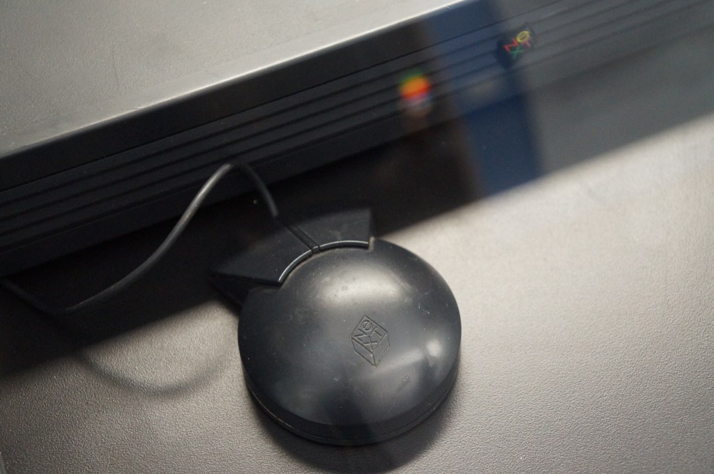 Pizza box NeXTstation Workstation with round mouse