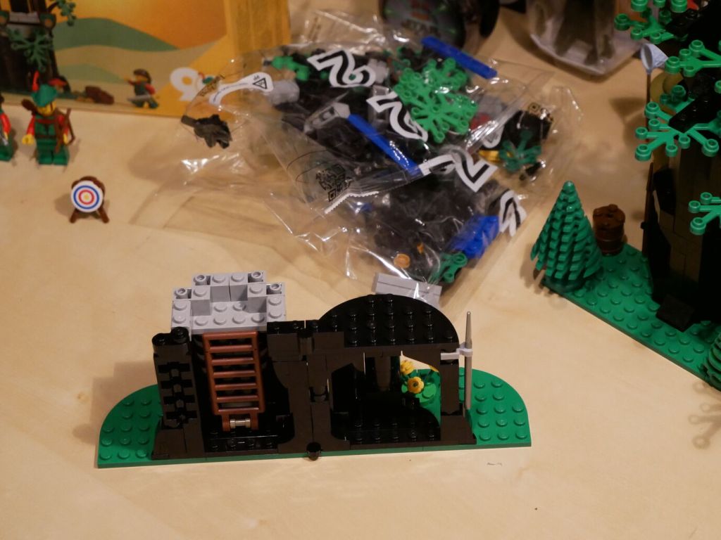 Forest Hideout (40567) build