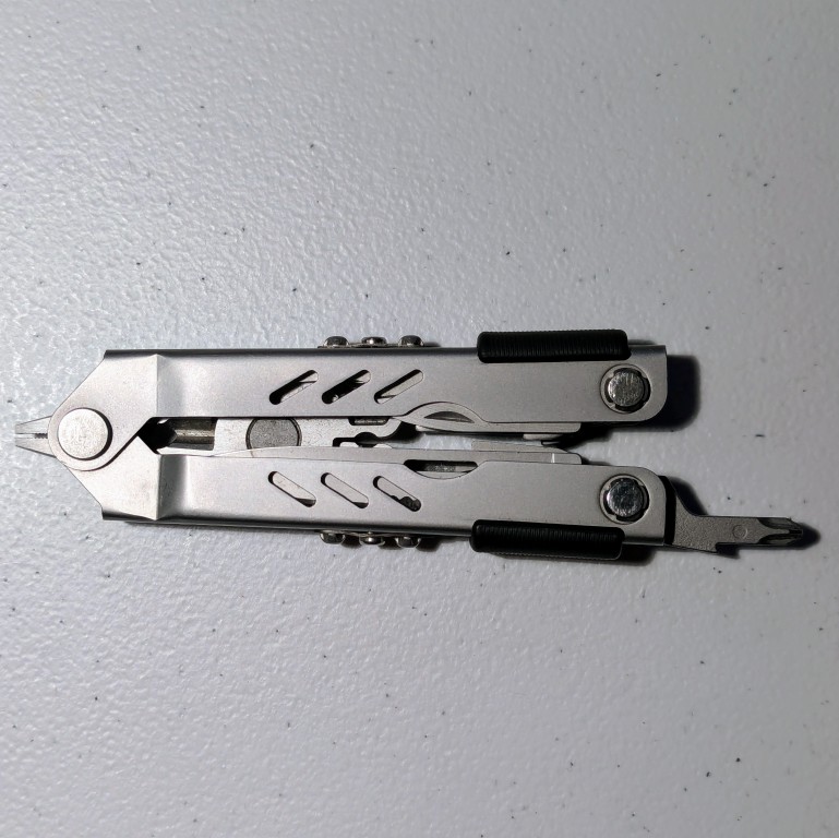 Gerber Multi-Plier 400 Compact Sport, inline Phillips screwdriver extended and pliers retracted