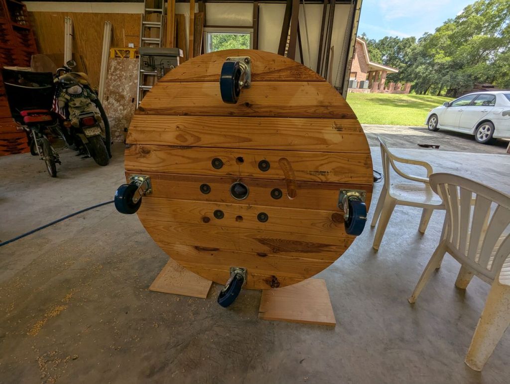 workbench wheels are installed on bottom of round workbench